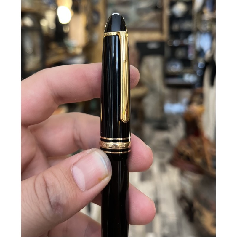 Emblema blanco Montblanc en el capuchón