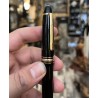 Emblema blanco Montblanc en el capuchón