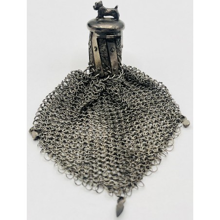 Detalle del perro y la boquilla del monedero antiguo de plata