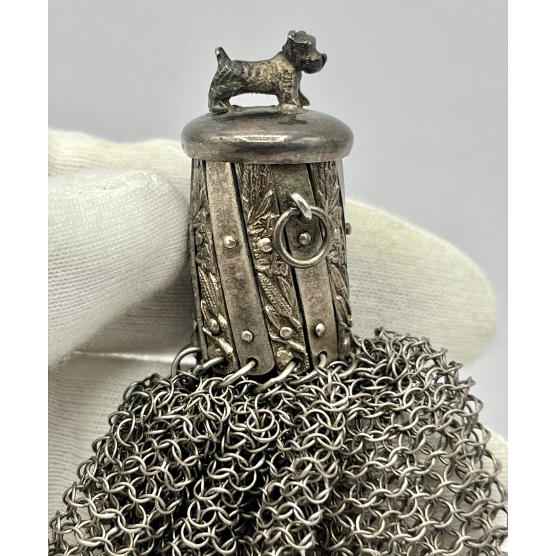 Monedero limosnera antiguo de malla de plata con figura de perro