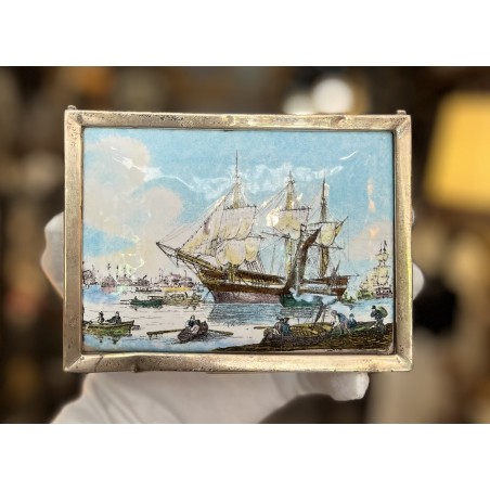 Detalle de la escena portuaria en esmalte policromado
